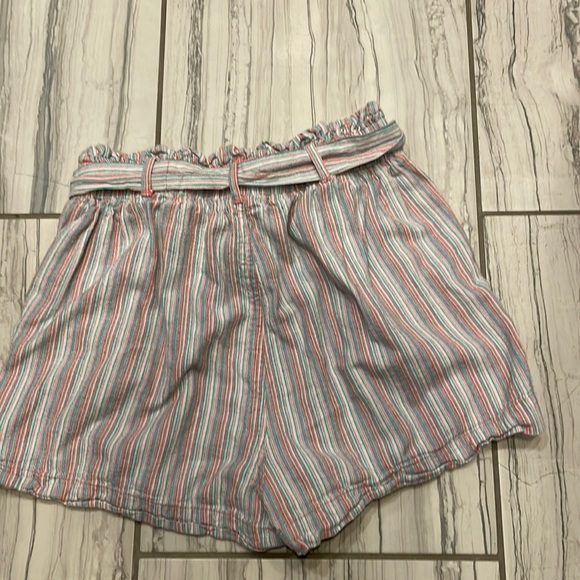 Women’s American Eagle Paper Bag Shorts - Picture 2 of 3